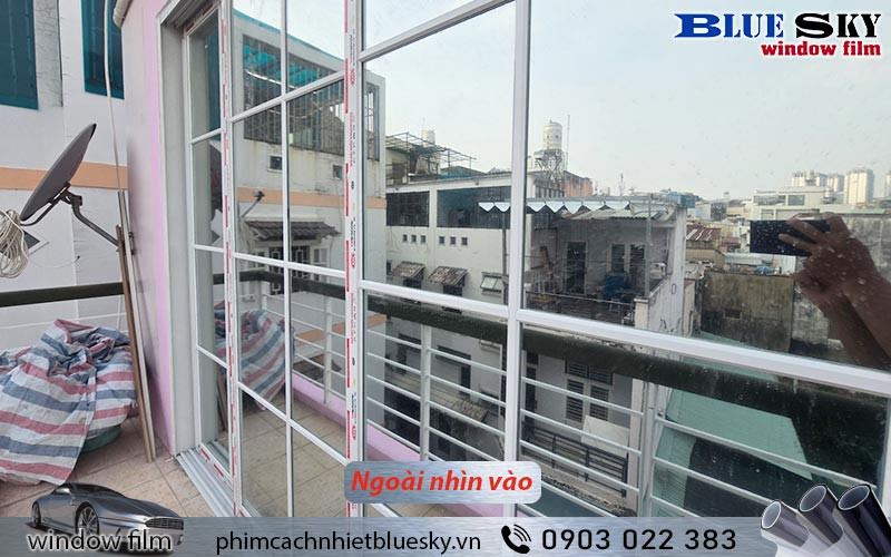 Bên ngoài: Giấy decal phản quang Silver 05 nhìn từ bên ngoài với màu bạc phản gương đậm, khả năng che chắn và tạo sự riêng tư cao vào ban ngày