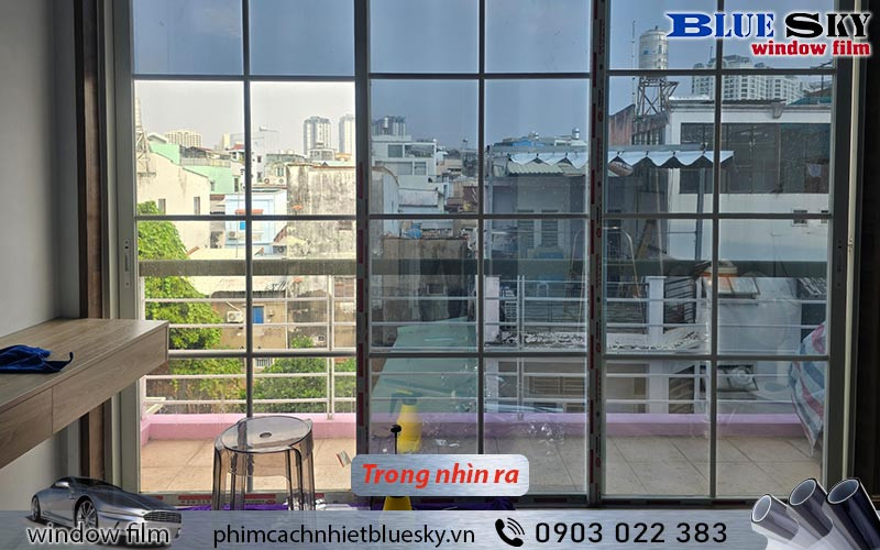 Bên trong: Giấy decal phản quang Silver 05 nhìn từ bên trong với tông xanh bạc đậm, giảm ánh sáng mạnh nhưng vẫn quan sát bên ngoài rõ ràng