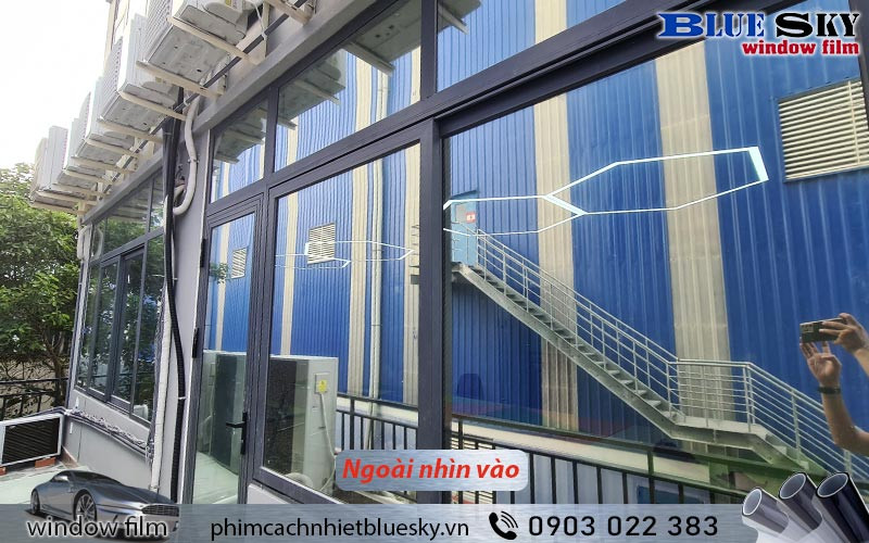 Bên ngoài: Giấy decal phản quang Silver 15 nhìn từ bên ngoài với bề mặt phản gương màu bạc sáng, hạn chế tầm nhìn vào bên trong vào ban ngày