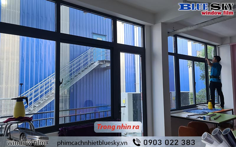 Bên trong: Giấy decal phản quang Silver 15 nhìn từ bên trong với tông xanh bạc nhẹ, không gian sáng vừa phải và tầm nhìn rõ ra bên ngoài