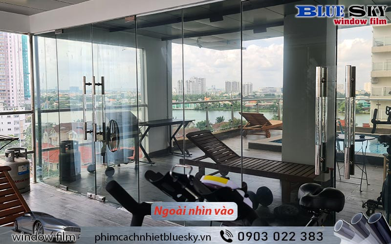 Bên ngoài: Giấy decal phản quang 10RE nhìn từ bên ngoài với màu bạc pha xám khói, hiệu ứng phản gương nhẹ và vẻ ngoài hiện đại