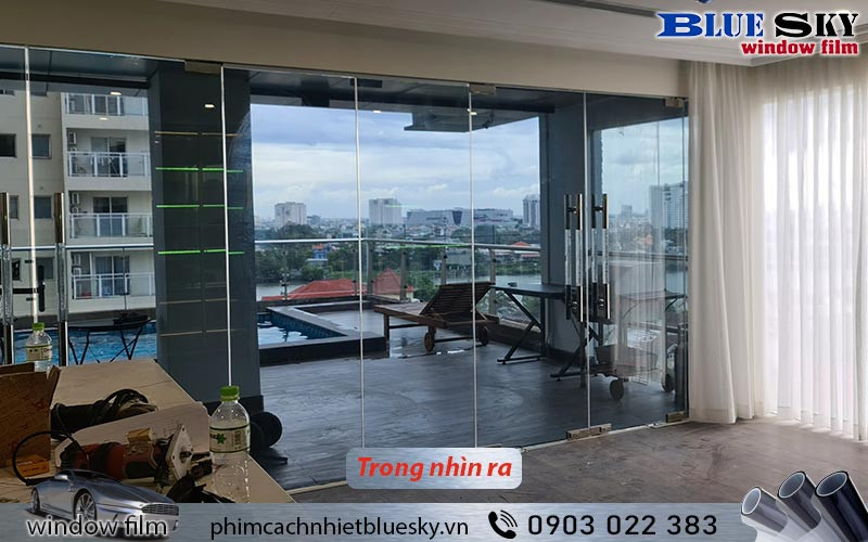 Bên trong: Giấy decal phản quang 10RE nhìn từ bên trong với tông xám khói dịu mắt, giảm chói hiệu quả và quan sát bên ngoài thoải mái