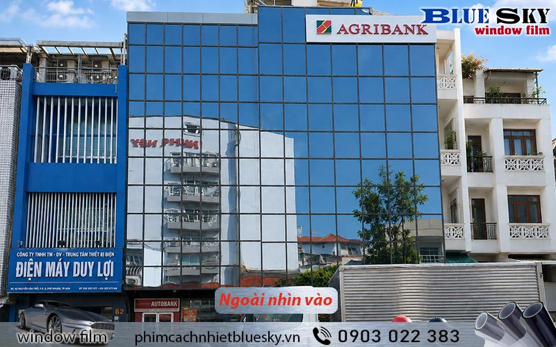 Bên ngoài: Giấy decal phản quang SVBL1 nhìn từ bên ngoài với màu xanh dương phản gương nổi bật, giúp giảm tầm nhìn vào bên trong vào ban ngày