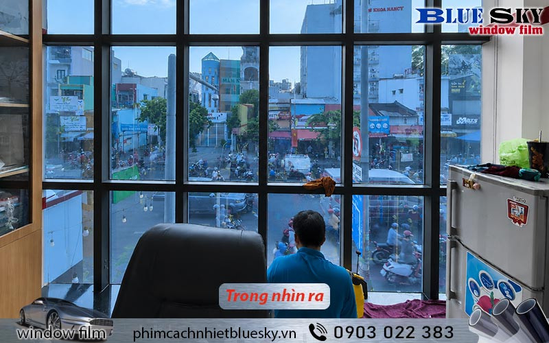 Bên trong: Giấy decal phản quang SVBL1 nhìn từ bên trong với sắc xanh dương nhẹ, không gian sáng tự nhiên và tầm nhìn rõ nét ra bên ngoài
