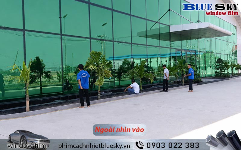 Bên ngoài: Giấy decal phản quang SVGN20 nhìn từ bên ngoài với màu xanh lá phản gương sang trọng, tạo điểm nhấn cho mặt kính và tăng sự riêng tư vào ban ngày