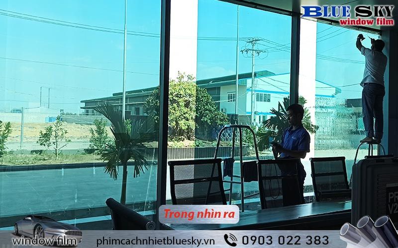Bên trong: Giấy decal phản quang SVGN20 nhìn từ bên trong với tông xanh lá dịu mắt, độ sáng cân bằng và khả năng quan sát bên ngoài tốt
