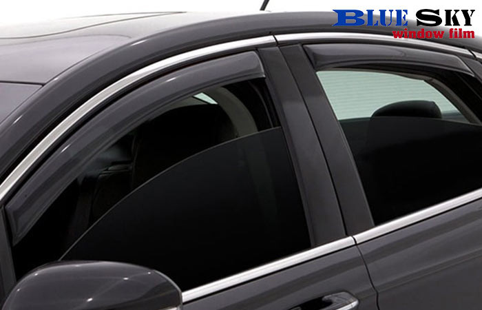 Hạ bớt kính để lưu thông không khí là một trong các cách để giảm nhiệt độ bên trong xe ô tô được nhiều bác tài sử dụng