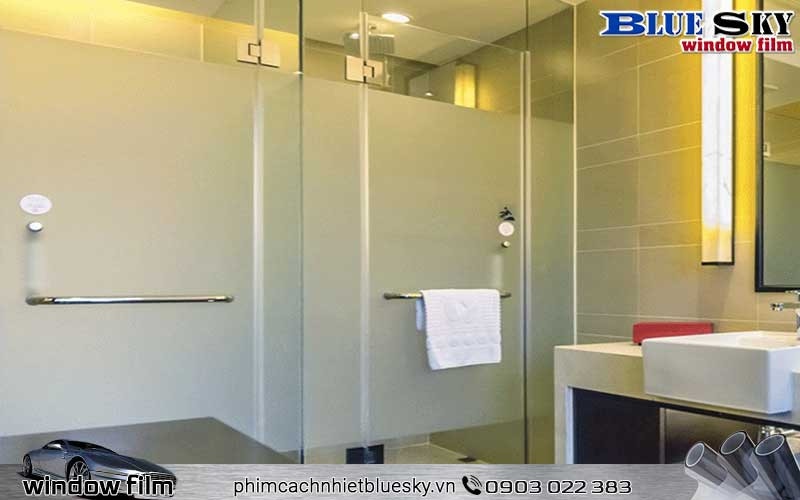 Đề can mờ dán kính phòng tắm giúp bảo vệ sự riêng tư của bạn. Nó làm cho khu vực phòng tắm trở nên kín đáo