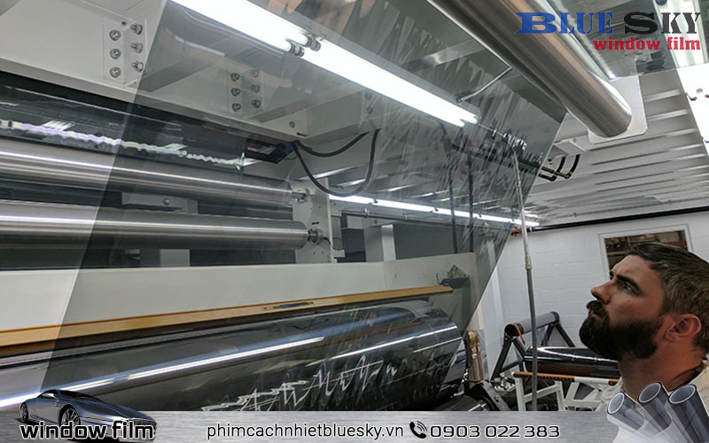 Nhà máy sản xuất giấy dán kính chống nắng là một dây truyền khép kín tiên tiến