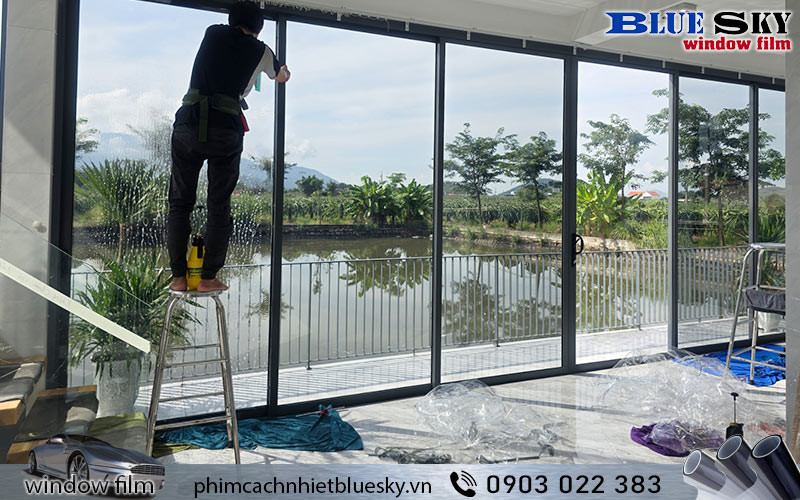 Blue Sky cung cấp dịch vụ thi công dán kính phản quang chuyên nghiệp cho nhà ở, văn phòng và cửa hàng