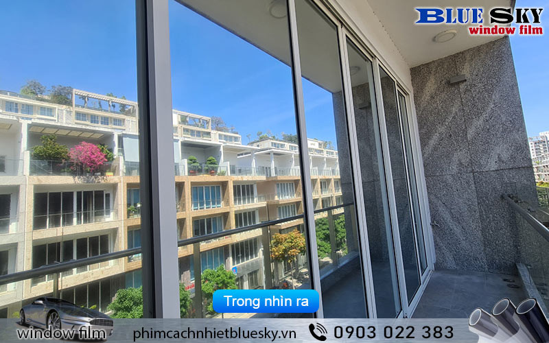 Giấy decal phản quang Silver 05 có bề mặt bạc phản xạ cao, tăng hiệu quả chống nóng và đảm bảo sự riêng tư vào ban ngày