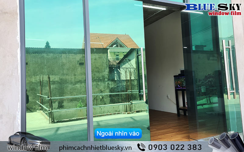 Bên ngoài nhìn vào, giấy decal phản quang xanh lá SV-GN20 tạo hiệu ứng xanh lá sang trọng, tăng tính riêng tư và chống nóng hiệu quả