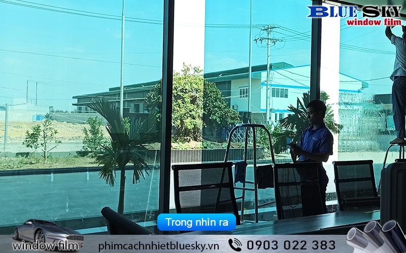 Bên trong nhìn ra, giấy decal phản quang xanh lá SV-GN20 giảm chói, giữ tầm nhìn rõ và mang lại không gian mát mẻ