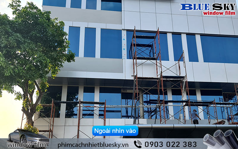 Bên ngoài nhìn vào, giấy decal phản quang màu xanh GR-SVBL1 tạo mặt kính xanh hiện đại, tăng tính riêng tư ban ngày