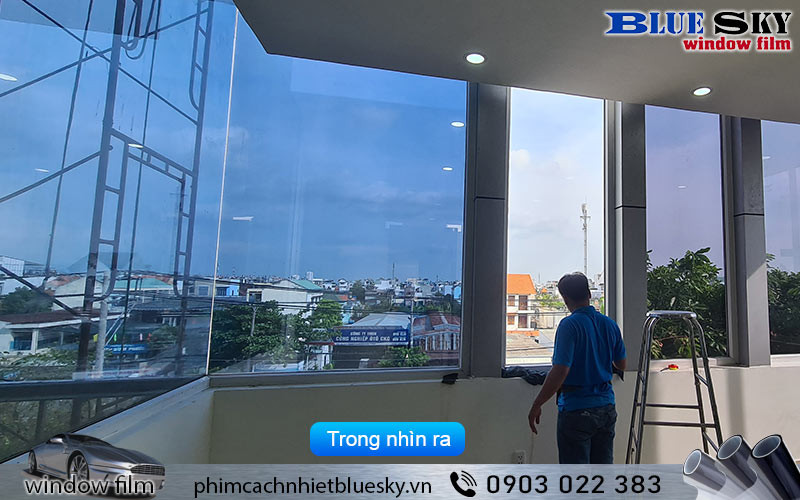 Bên trong nhìn ra với giấy decal phản quang màu xanh GR-SVBL1, tầm nhìn rõ, giảm chói và lấy sáng tự nhiên