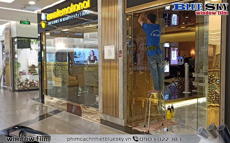 Dán phim chống vỡ kính cửa hàng, showroom tại trung tâm thương mại