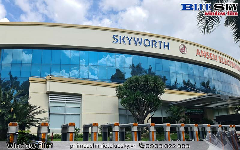 Thi công giấy dán kính phản quang nhà máy SKYWORTH