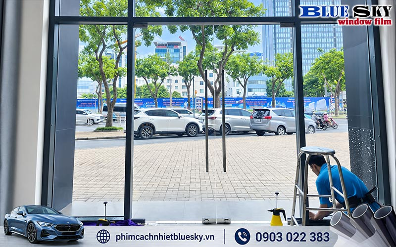 Dán phim cách nhiệt Nano Ceramic cho showroom và cửa hàng giúp giữ tầm nhìn cùng không gian sáng đẹp