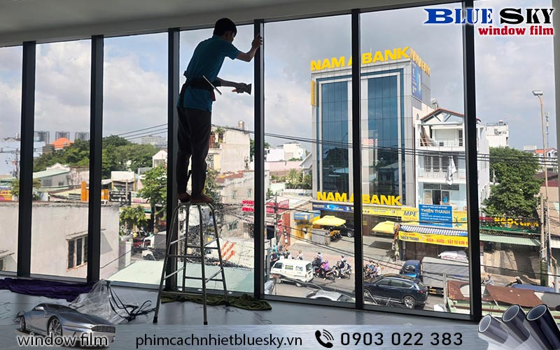 Thi công dán kính phản quang văn phòng chống nóng, giảm chói lóa và ngăn cản đến 99,9% tia UV gây hại