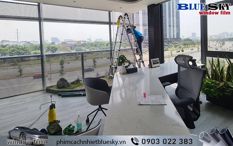 Khi chọn giấy decal chống nắng hướng Tây, hãy ưu tiên khả năng chống nóng, giảm chói và ngăn tia UV cao