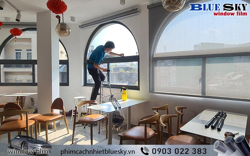 Giấy dán kính chống chói tối ưu, xoa dịu ánh nắng gay gắt hướng Tây