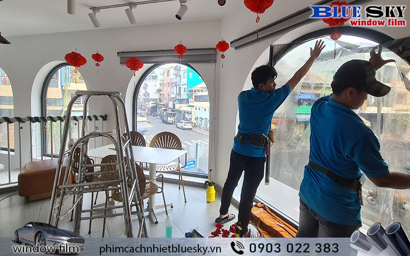 Ưu tiên chọn decal dán kính có độ bền cao để chịu được sức nóng mạnh từ cửa kính hướng Tây nhiều nắng