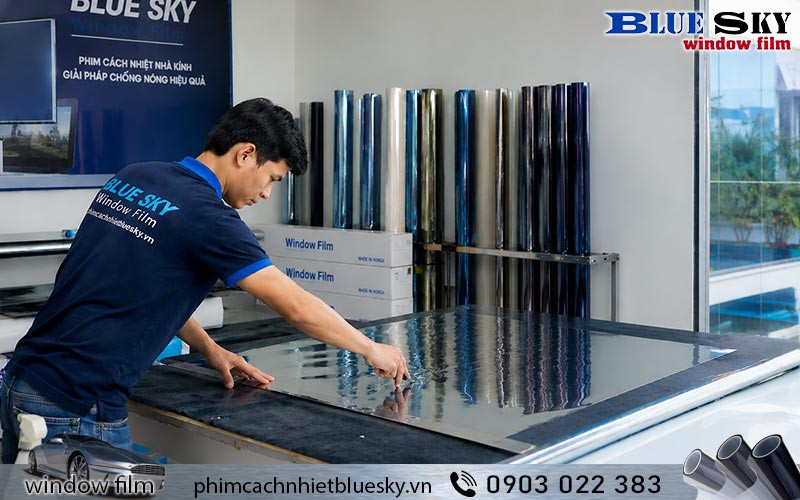 Cấu tạo của giấy decal dán kính phản quang gồm lớp keo, lớp phim phản quang và lớp bảo vệ