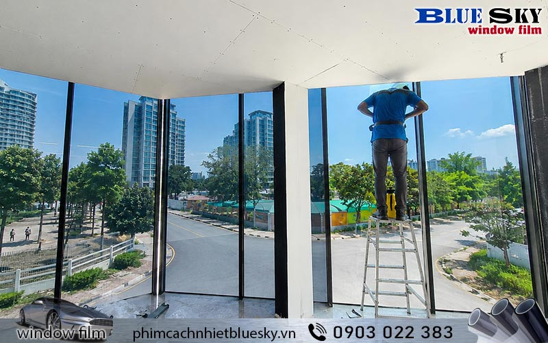 Decal dán kính phản quang giúp giảm bức xạ nhiệt qua cửa kính hiệu quả, chống chói, riêng tư...